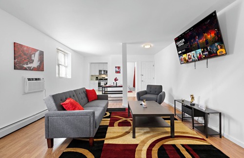 Constable Hook House | Cozy Family Getaway - NYC & NWK w/free parking