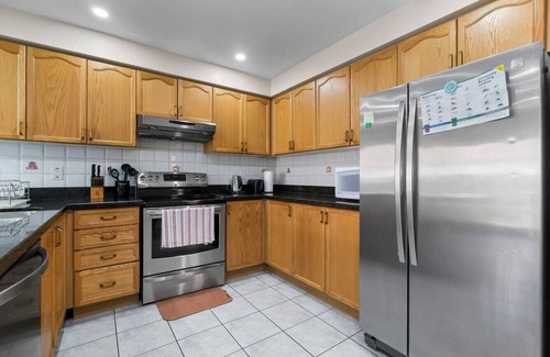 Churchill Meadows Apartment | Cozy Family Home | Netflix, Backyard & Quiet Area
