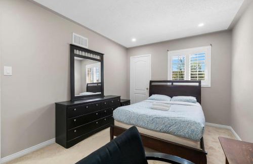 Churchill Meadows House | Cozy Family Home Netflix Backyard and Quiet Area