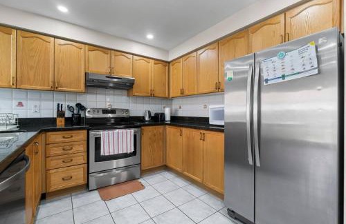 Churchill Meadows House | Cozy Family Home Netflix Backyard and Quiet Area