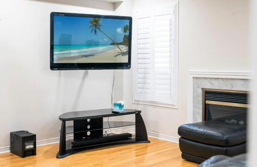 Churchill Meadows House | Cozy Family Home Netflix Backyard and Quiet Area