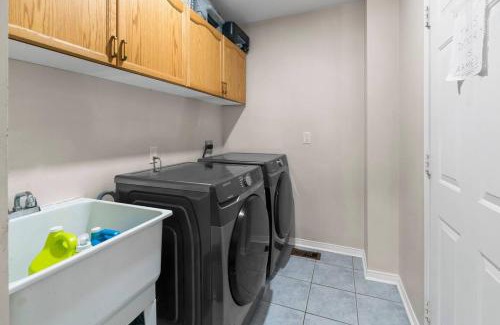 Churchill Meadows House | Cozy Family Home Netflix Backyard and Quiet Area