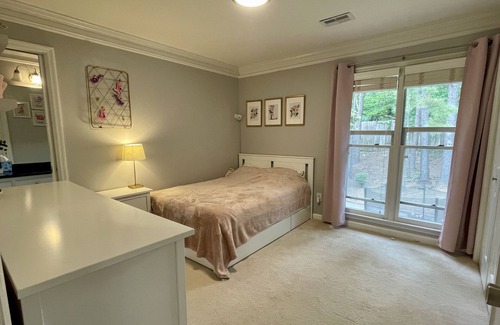 Briarcliff Heights House | Cozy Family/Pet friendly House, central location, great deck/outdoor space