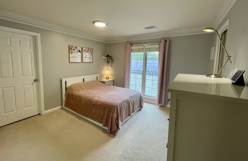 Briarcliff Heights House | Cozy Family/Pet friendly House, central location, great deck/outdoor space