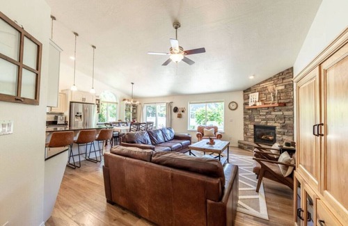 Coeur d'Alene House | Cozy Family Retreat- Fire Pit, Playroom, And Games