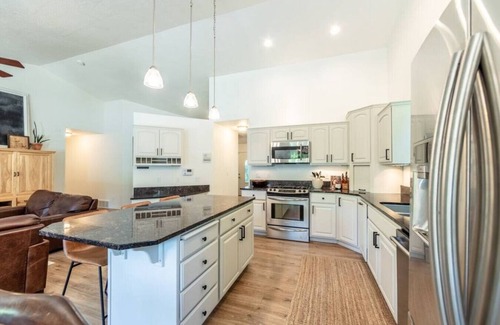 Coeur d'Alene House | Cozy Family Retreat- Fire Pit, Playroom, And Games