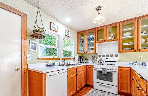 Trinidad House | Cozy farmhouse with firepit, deck, BBQ, shared game room, & animals
