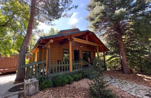 Sandy Ski Chalet | Cozy Forest Cottage at La Caille
