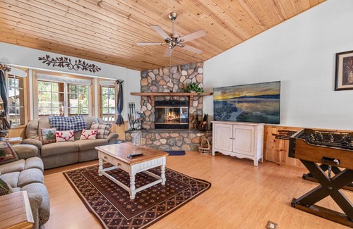 Fox Farm House | Cozy Fox Cabin - Stunning Big Bear property with Hot Tub, Foosball and Much more!