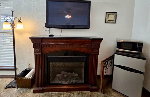 Fredericksburg Cottage | Cozy Fredericksburg Retreat | Fire Pit & Wineries
