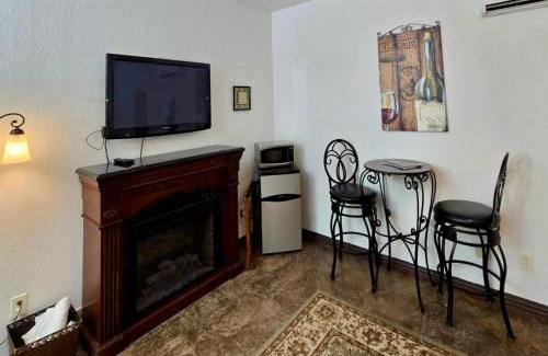 Fredericksburg House | Cozy Fredericksburg Retreat Fire Pit & Wineries