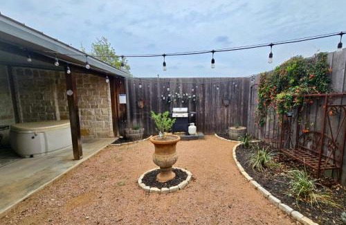 Fredericksburg House | Cozy Fredericksburg Retreat Fire Pit & Wineries