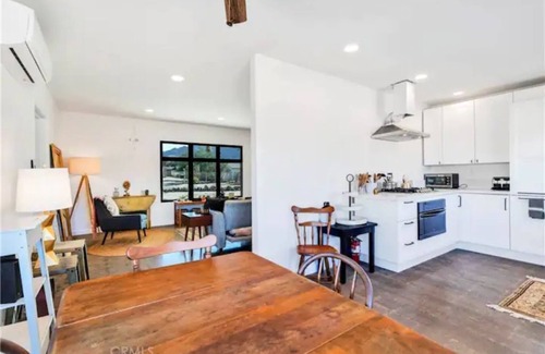 Twentynine Palms House | Cozy Fresh Desert Hideaway, 5 mins to Joshua Tree, sleeps 8