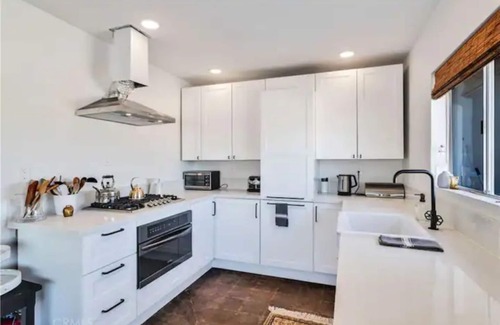 Twentynine Palms House | Cozy Fresh Desert Hideaway, 5 mins to Joshua Tree, sleeps 8