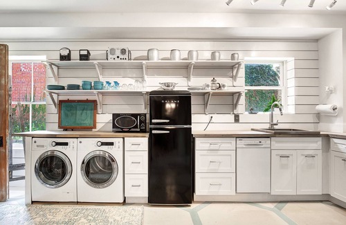 Historic Downtown Savannah Apartment | Cozy Garden Apartment | Heated Pool Access