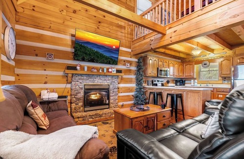 Gatlinburg - Pigeon Forge Cabin | Cozy Gatlinburg Cabin – Private Hideaway with Hot Tub, Arcade & Scenic Views