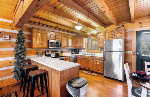 Gatlinburg - Pigeon Forge Cabin | Cozy Gatlinburg Cabin – Private Hideaway with Hot Tub, Arcade & Scenic Views