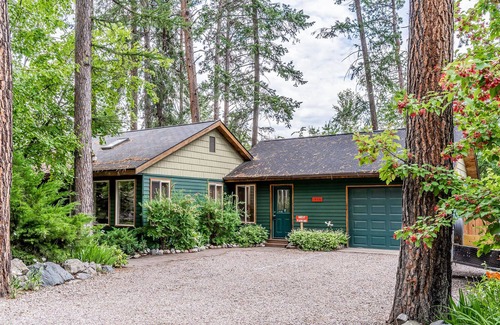 Woods Bay Apartment | Cozy getaway for two w/ a kitchenette - walk to the lake, marina, & beach