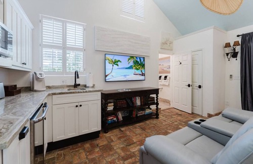 Grandview Heights House | Cozy Guest House Suite w/Heated Pool & BBQ
