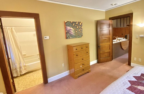 Cleveland House | Cozy guesthouse minutes to Cleveland destinations