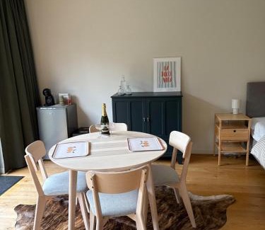 Assebroek Apartment | Cozy guestroom near city center