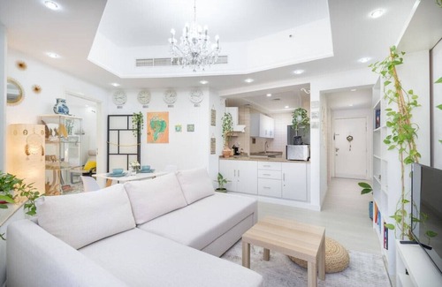 Jumeirah Lake Towers Apartment | Cozy Haven with Spiritual Charm in JLT