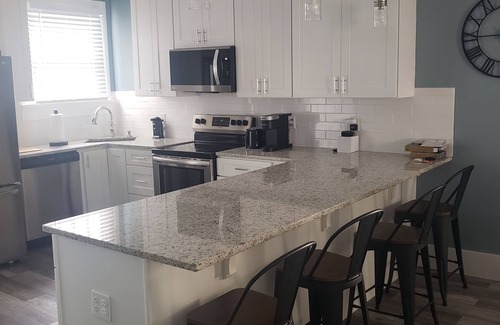 East Biloxi House | Cozy historic 3bd/2 w/screened porch in palms. Steps to white sand beach.