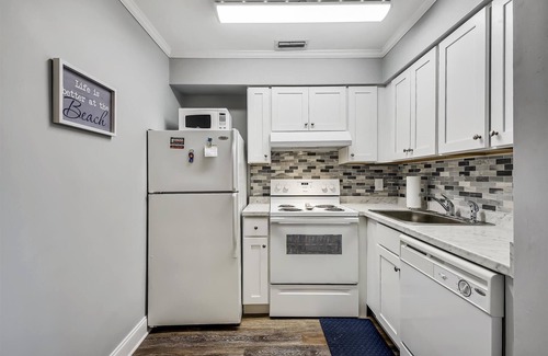 Holiday Beach Condo | Cozy Holiday Hideaway, Sleeps 4! Steps to the Beach! Renovated