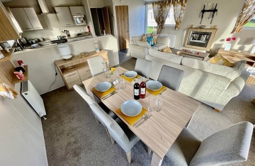 Skegness Cabin | Cozy home away from home 3 bed lodge with a hot tub @ 101 Windsor Pendine Sands.
