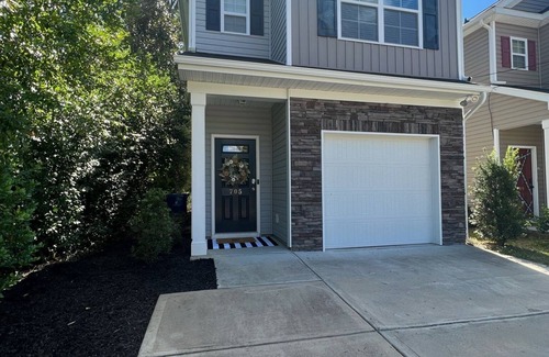 Columbia House | Cozy home blocks from the river front & downtown West Columbia!