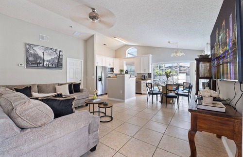 Haines City House | Cozy Home by a Golf Course with pool and 20 min from Disney, not party property