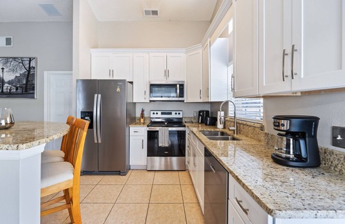 Haines City House | Cozy Home by a Golf Course with pool and 20 min from Disney, not party property