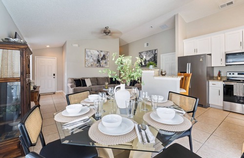 Haines City House | Cozy Home by a Golf Course with pool and 20 min from Disney, not party property