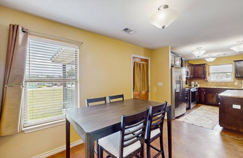 Kingsland House | Cozy home, close to LBJ with full kitchen, living room, patio and WIFI
