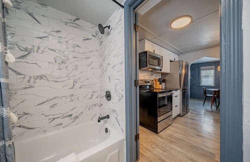 Appleton House | Cozy Home Fenced Yard Fully Furnished in Quite Neighborhood