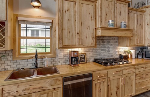 Brainerd House | Cozy Home, Hot Tub, Dock, Kayaks, Swimming, Fishing, Pub in Walking Distance