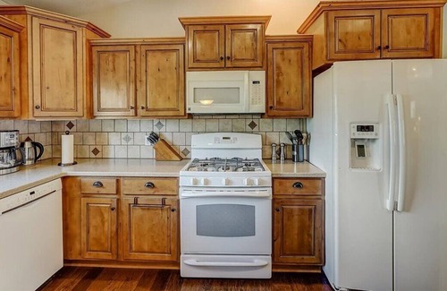 West Jordan House | Cozy home in West Jordan. 4 BR, 3 Bath, Ping Pong, Full Kitchen, Fruit Trees