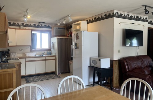 Bridgeport House | COZY home just across the street from the Columbia River and boat launch.