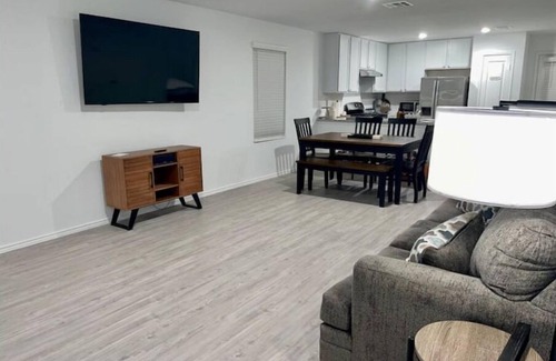Southside House | Cozy Home just minutes from Downtown/Lackland AFB/Toyota Plant/Historic Missions