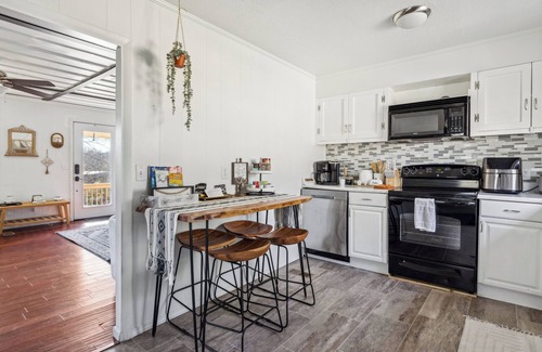 Sevierville House | Cozy Home, Minutes to Soaky Mountain & Convention Center, Hot Tub, Pet-friendly