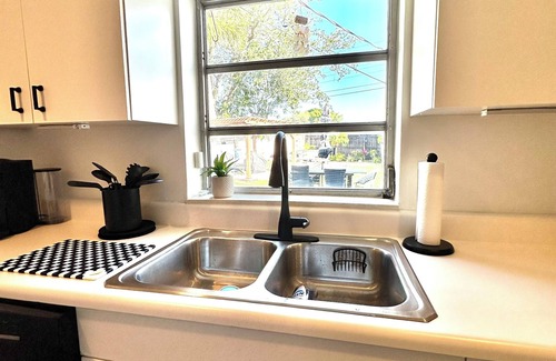 Melbourne House | Cozy Home, Minutes to Beach, Downtown Melbourne, Large Backyard with BBQ