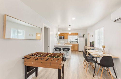 Fullerton House | Cozy Home near Downtown & 12 min to Disneyland
