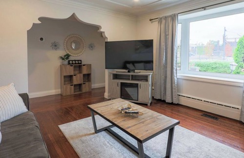 Niagara Falls House | Cozy Home | Niagara Oasis | Hot Tub | Huge Lot