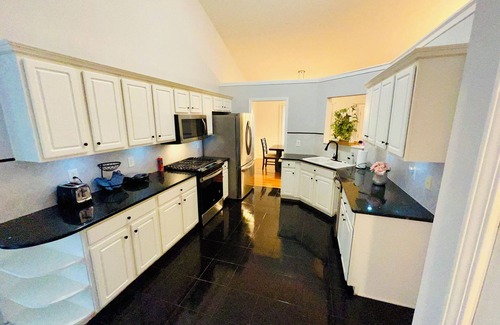 Flowery Branch House | Cozy home with AC and WiFi in beautiful Flowery Branch