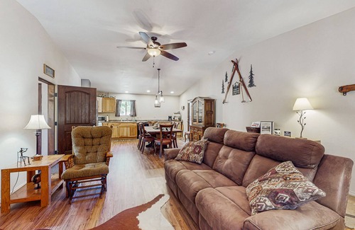 Angel Fire Cabin | Cozy home with gas fireplace and private washer/dryer - close to skiing