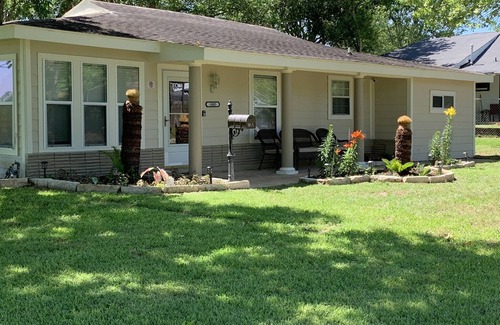 Schulenburg House | Cozy home with great landscaping and cute decor!