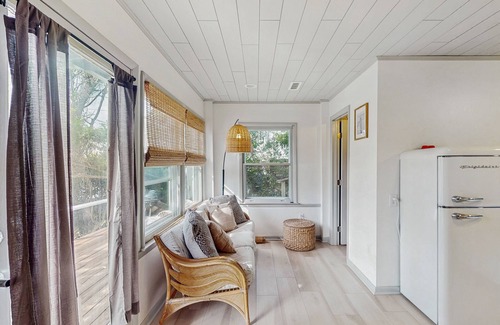 Surf City House | Cozy home with shared outdoor shower, kitchen, smart TV - steps to beach