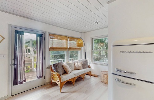 Surf City House | Cozy home with shared outdoor shower, kitchen, smart TV - steps to beach