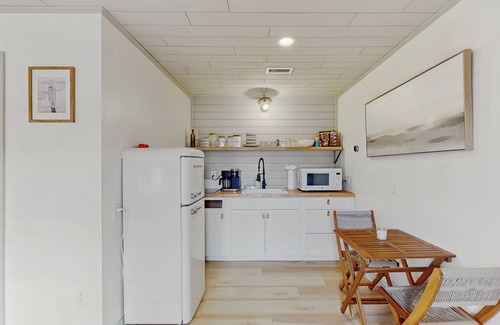 Surf City House | Cozy home with shared outdoor shower, kitchen, smart TV - steps to beach