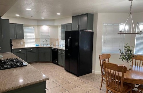 Porterville House | Cozy Home With Sunroom